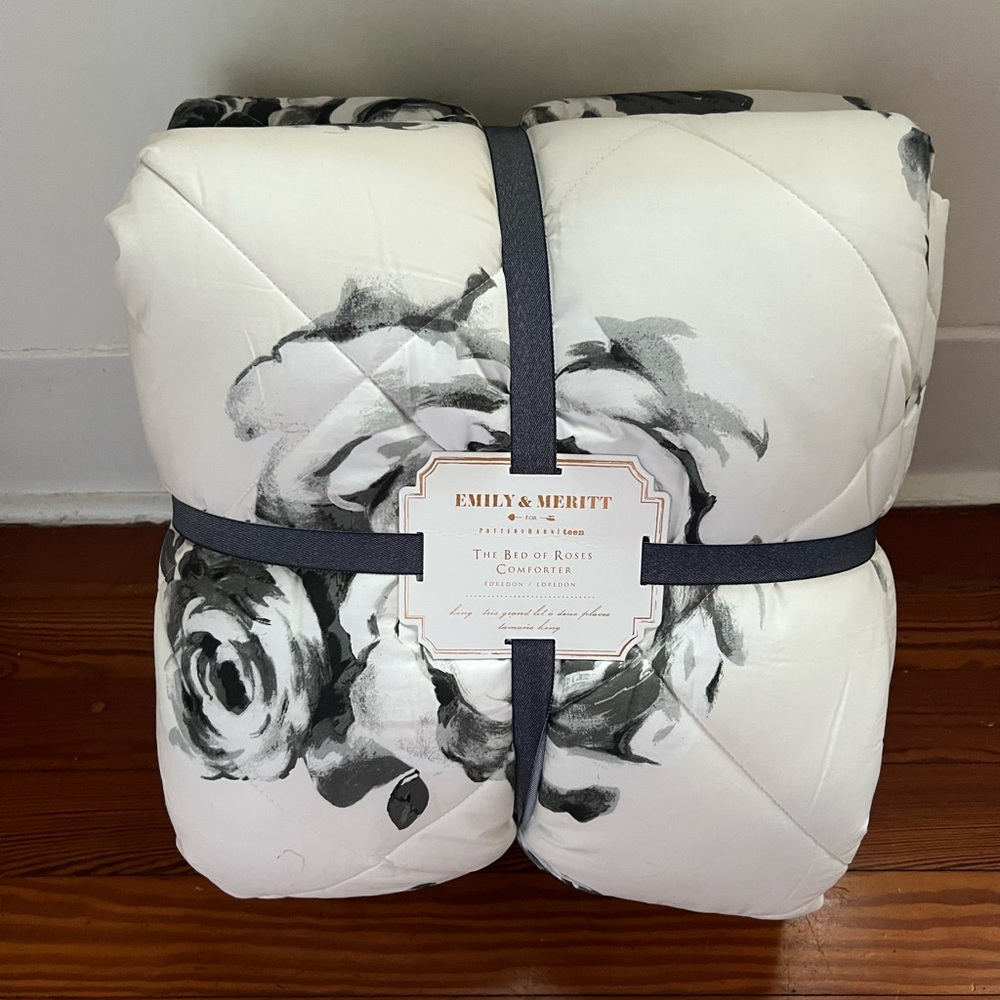 New - Pottery Barn Emily & Meritt Bed of Roses Comforter - King size
